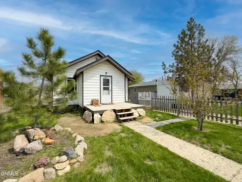 317 1st St SE, Stanley, ND 58784 photo 2