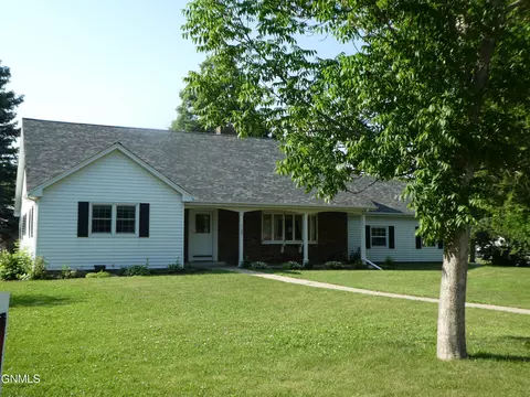 1703 Elmwood Pl, Jamestown, ND 58401
