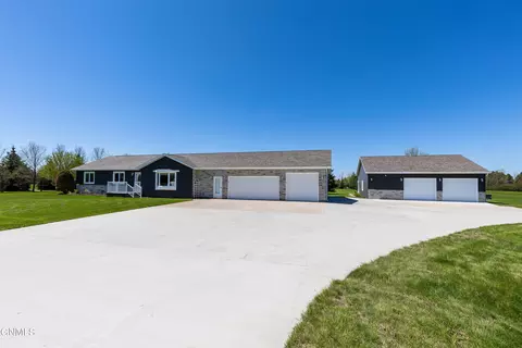 7520 Moonstone Ln, Bismarck, ND 58503