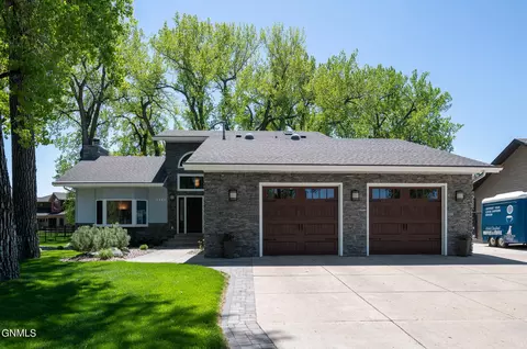 4907 S Bay Dr SE, Mandan, ND 58554