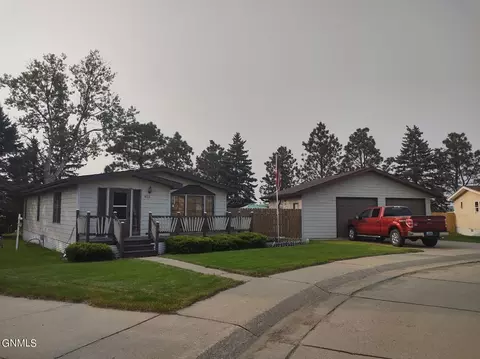 4166 Arlington Dr, Bismarck, ND 58503