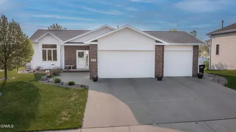 4917 Fountainblue Dr, Bismarck, ND 58503