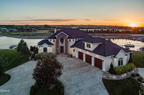 3801 Bay Shore Bnd SE, Mandan, ND 58554