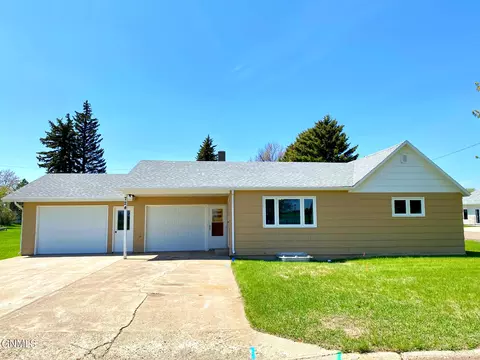 724 3rd St E, Napoleon, ND 58561