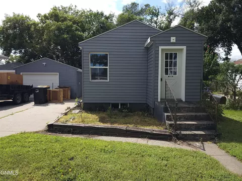 906 15th St, Bismarck, ND 58501
