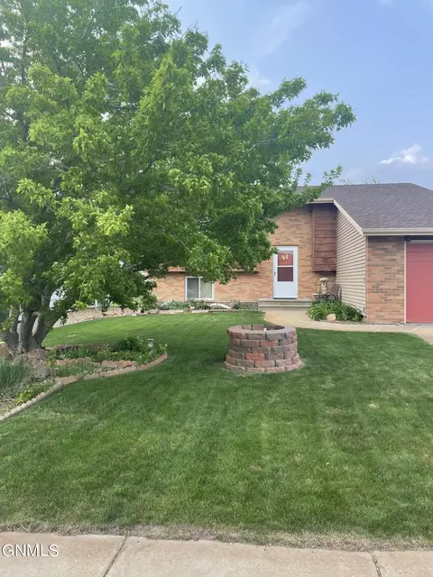 902 28th St W, Dickinson, ND 58601