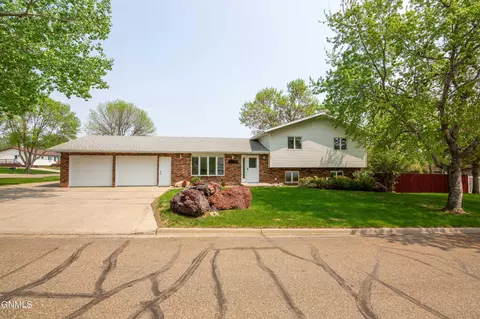 1006 1st Ave NW, Beulah, ND 58523