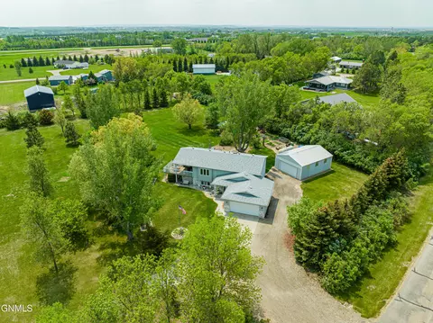 7917 Birchcrest Dr, Bismarck, ND 58501