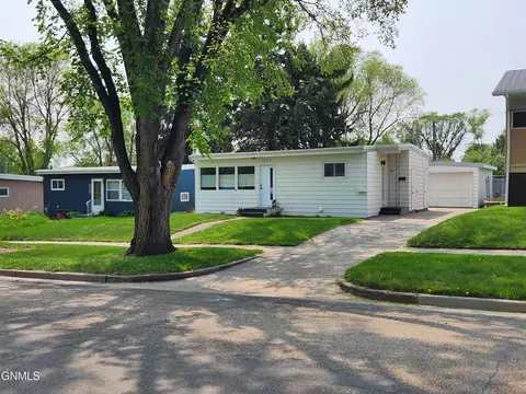 1222 13th St, Bismarck, ND 58501
