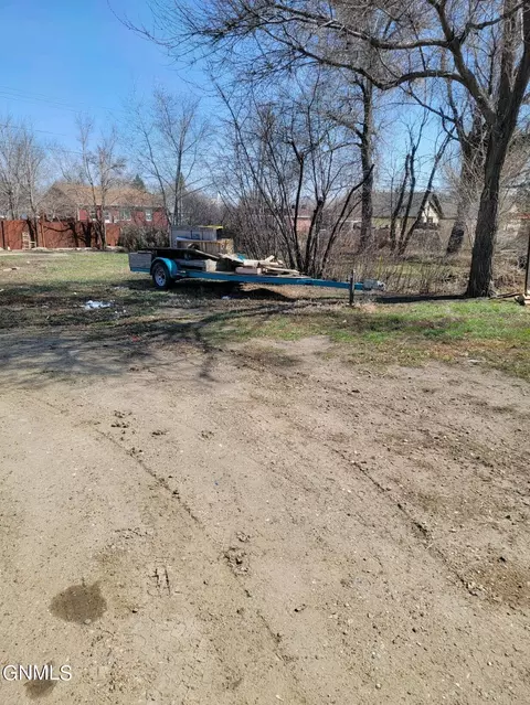 522 8th Ave W, Williston, ND 58801 photo 5