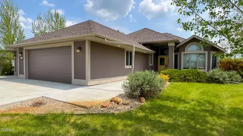 9115 Oak Dr, Bismarck, ND 58503