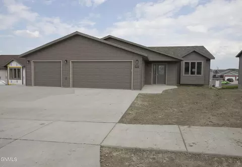 4913 Weyburn Dr, Bismarck, ND 58503