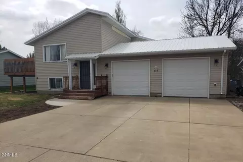 809 25th St W, Dickinson, ND 58601
