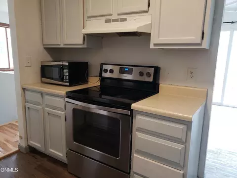 809 25th St W, Dickinson, ND 58601 photo 9
