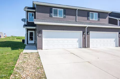4317 Serenity Ct, Bismarck, ND 58503