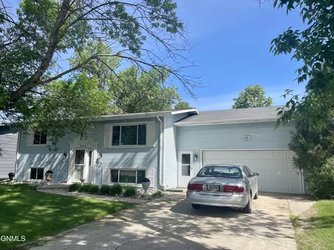 809 18th St NE, Jamestown, ND 58401