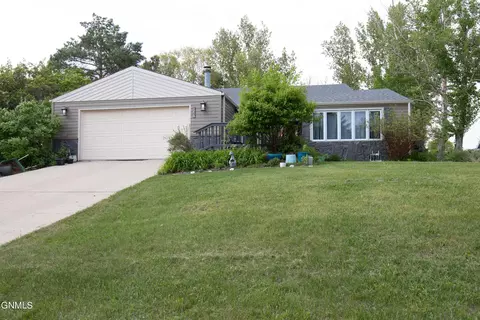 1210 9th St SW, Jamestown, ND 58401