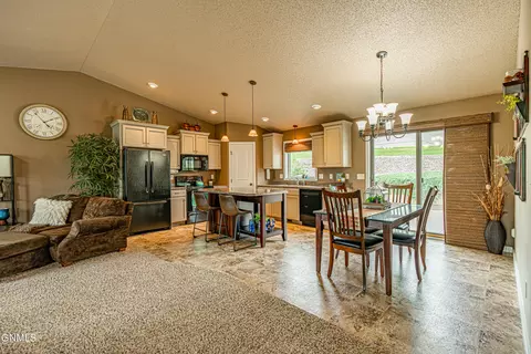 1502 Sharloh Loop, Bismarck, ND 58501 photo 5