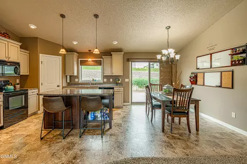 1502 Sharloh Loop, Bismarck, ND 58501 photo 6