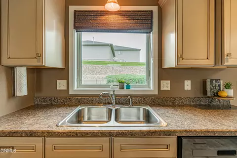 1502 Sharloh Loop, Bismarck, ND 58501 photo 13