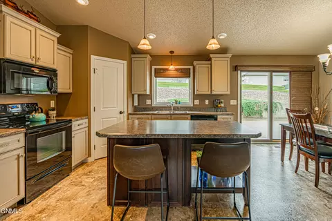 1502 Sharloh Loop, Bismarck, ND 58501 photo 8