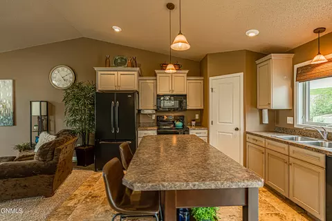 1502 Sharloh Loop, Bismarck, ND 58501 photo 11