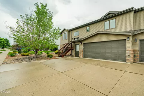 1502 Sharloh Loop, Bismarck, ND 58501