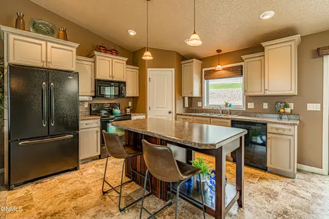 1502 Sharloh Loop, Bismarck, ND 58501 photo 7