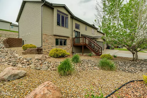 1502 Sharloh Loop, Bismarck, ND 58501 photo 2