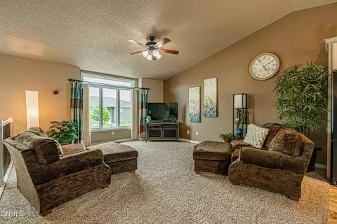 1502 Sharloh Loop, Bismarck, ND 58501 photo 19