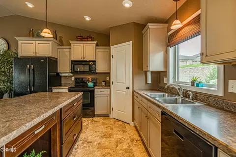 1502 Sharloh Loop, Bismarck, ND 58501 photo 12