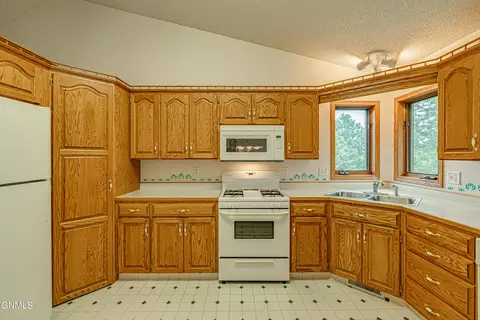 3359 Foxhaven Loop, Bismarck, ND 58503 photo 7