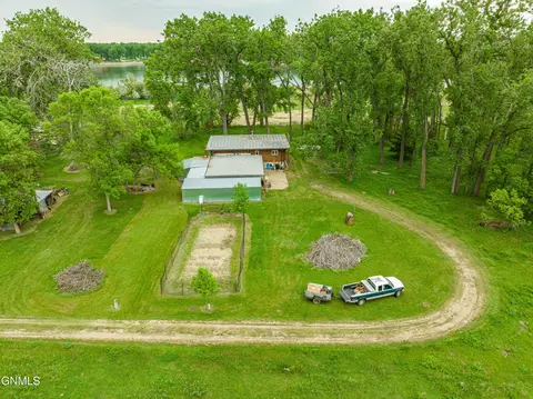 5304 Jetty Beach Dr S, Mandan, ND 58554