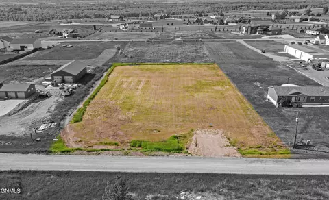 13914 Bergstrom Dr, Williston, ND 58801 photo 2