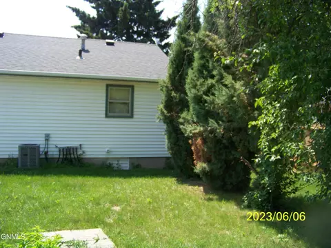 606 Central Ave, Bismarck, ND 58501 photo 4