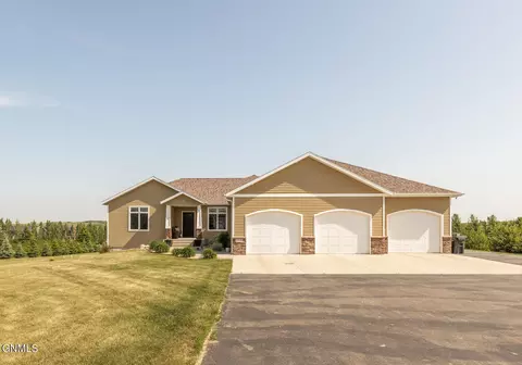 5916 Dakota Country Dr, Bismarck, ND 58503