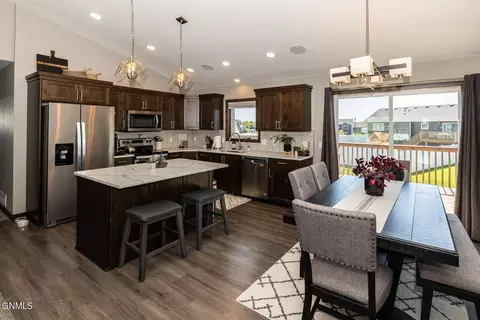 3712 Leighton Dr, Bismarck, ND 58504