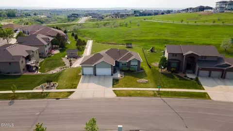 3524 Daytona Dr, Bismarck, ND 58503