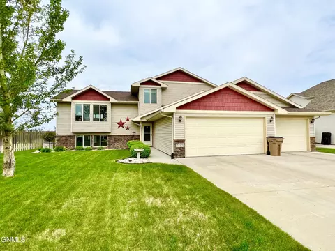 2712 Heritage Dr, Minot, ND 58703