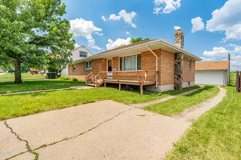 724 Custer Dr, Mandan, ND 58554 photo 2
