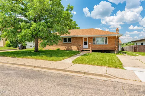 724 Custer Dr, Mandan, ND 58554