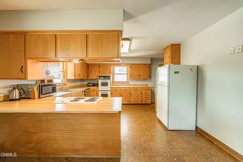 724 Custer Dr, Mandan, ND 58554 photo 27