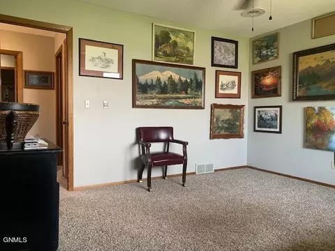 2401 N Main Ct, Williston, ND 58801 photo 15