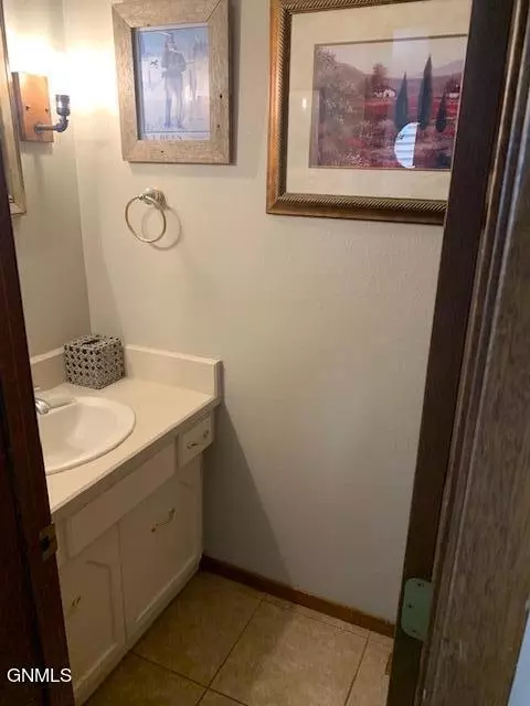 2401 N Main Ct, Williston, ND 58801 photo 9