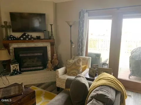 2401 N Main Ct, Williston, ND 58801 photo 5
