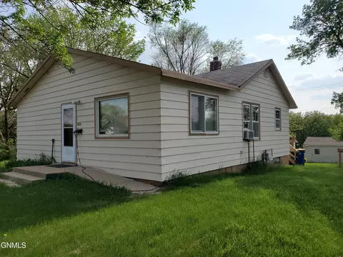 402 9th Ave SE, Jamestown, ND 58401
