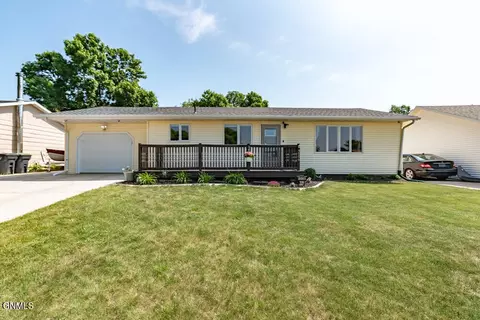 4806 Roughrider Cir W, Mandan, ND 58554