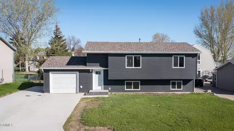 7 Casa Dr, Burlington, ND 58722
