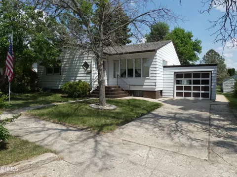 317 2nd St NW, Linton, ND 58552
