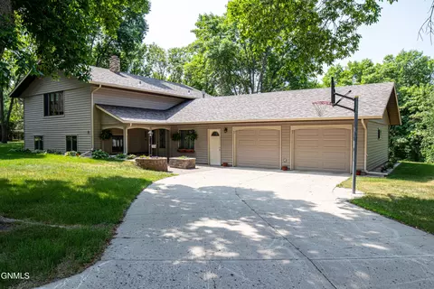 2104 3rd St NE, Jamestown, ND 58401